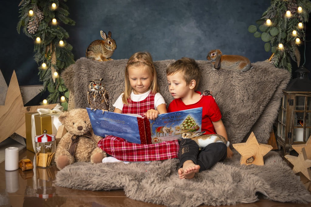 deti citaju vianocnu knihu
